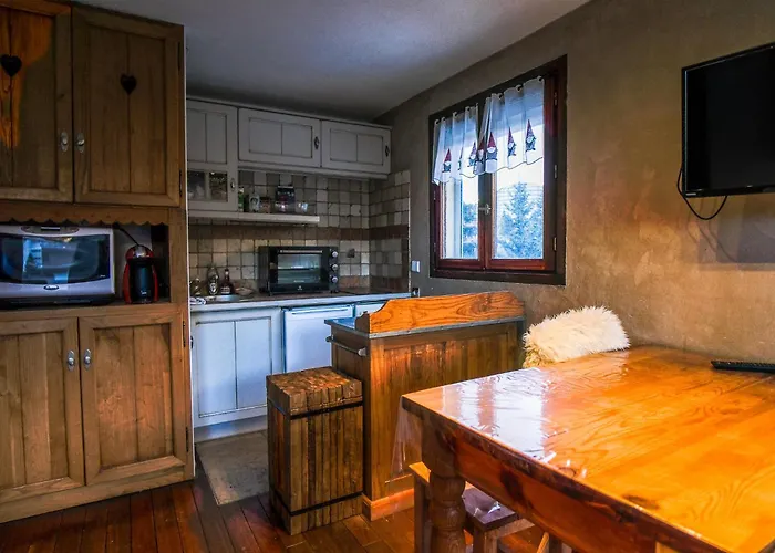 Avec Balcon Au Centre De La Station, Proche Des Remontees Mecaniques * Ле дез Альп